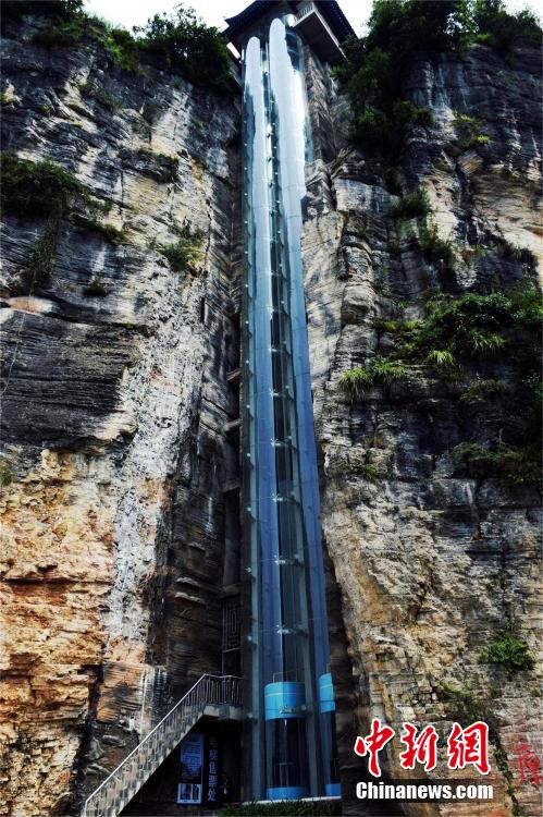 湖北现88米观光电梯 夹在两座山体狭缝绝壁间