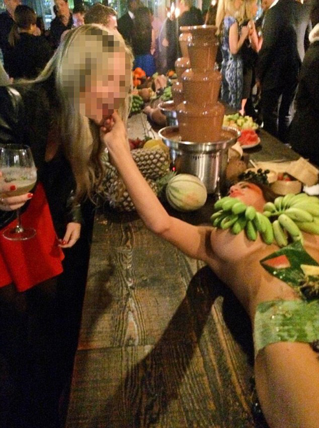 澳酒吧“女体盛”宴会引众怒 被批物化女性(组图)