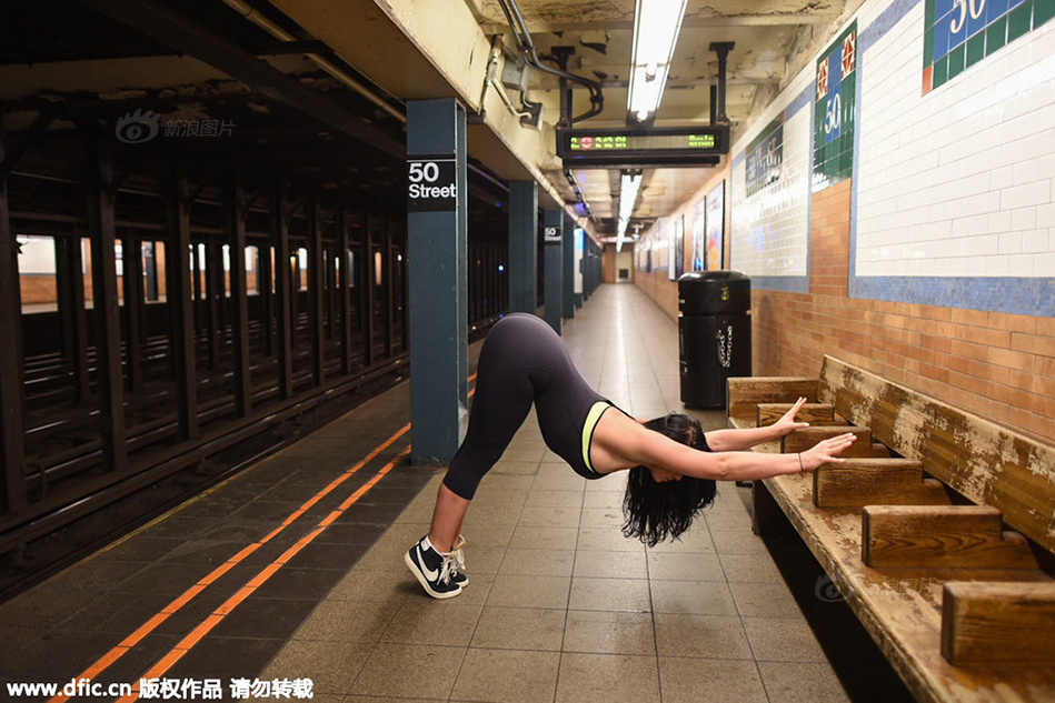 女子在纽约地铁站秀“惊艳”瑜伽姿势