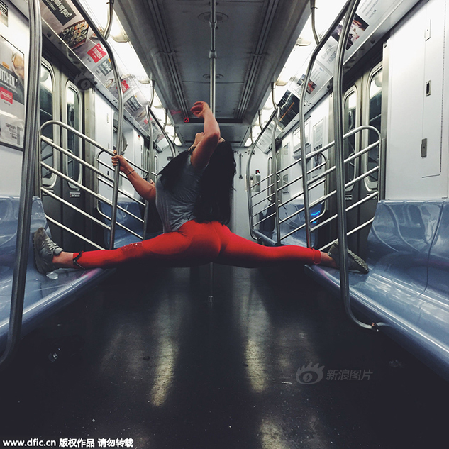 女子在纽约地铁站秀“惊艳”瑜伽姿势