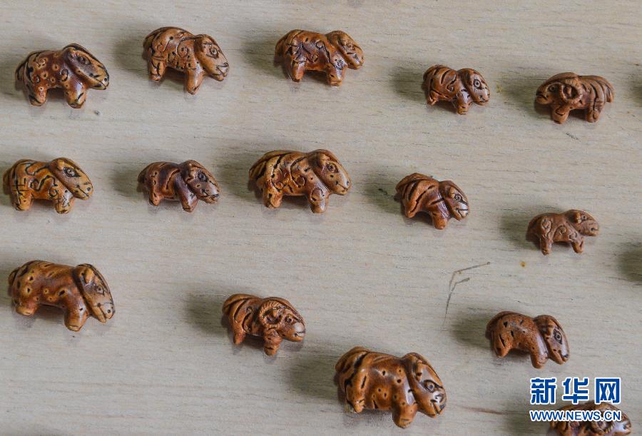小刻刀“雕核”50年 千枚桃核展现传统技艺