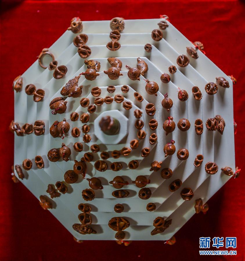小刻刀“雕核”50年 千枚桃核展现传统技艺