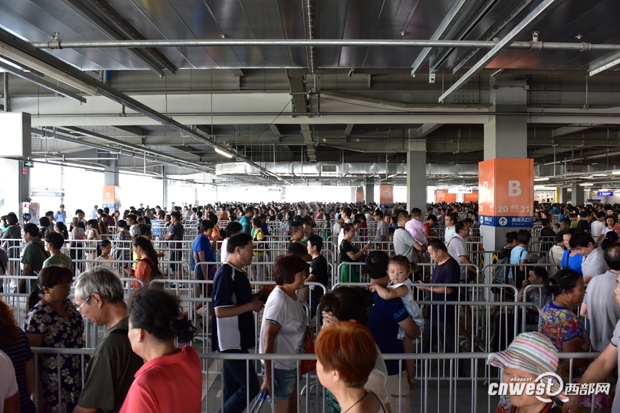 西安宜家正式开业 市民排长队(组图)
