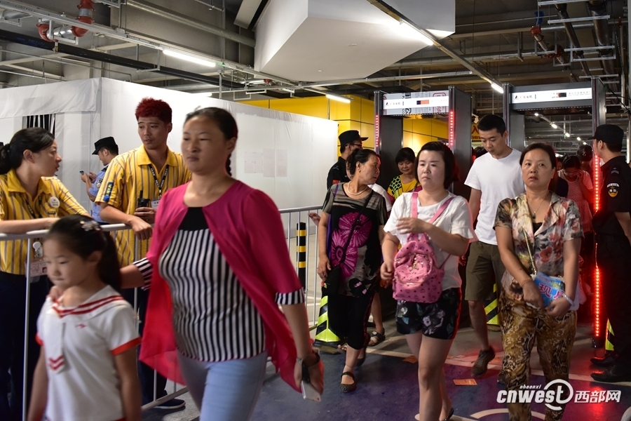 西安宜家正式开业 市民排长队(组图)