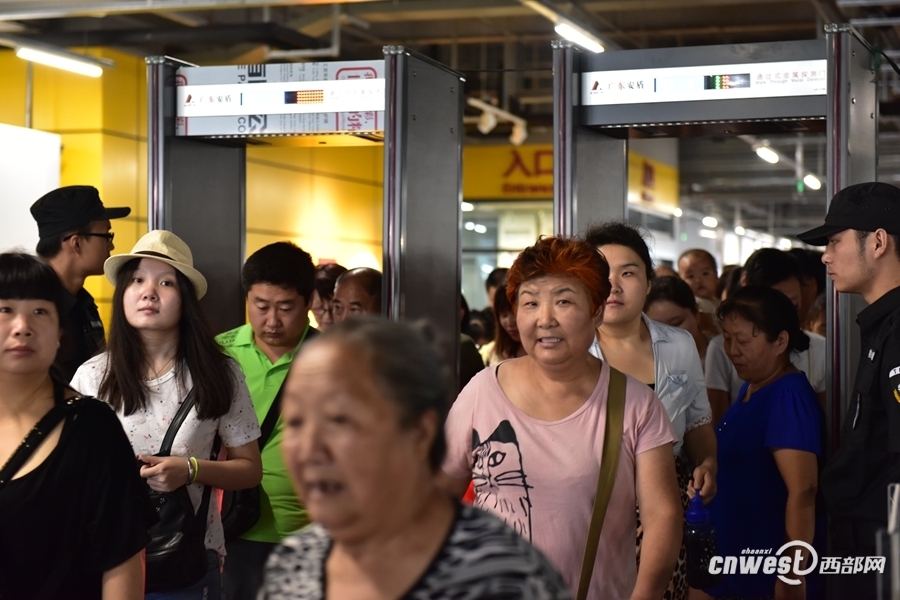 西安宜家正式开业 市民排长队(组图)
