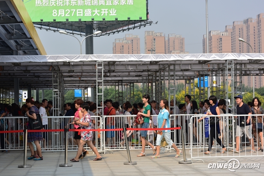 西安宜家正式开业 市民排长队(组图)