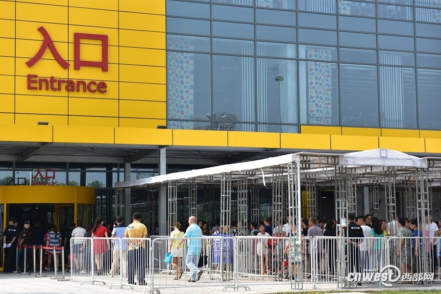 西安宜家正式开业 市民排长队(组图)