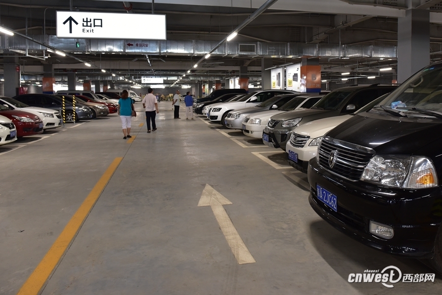 西安宜家正式开业 市民排长队(组图)