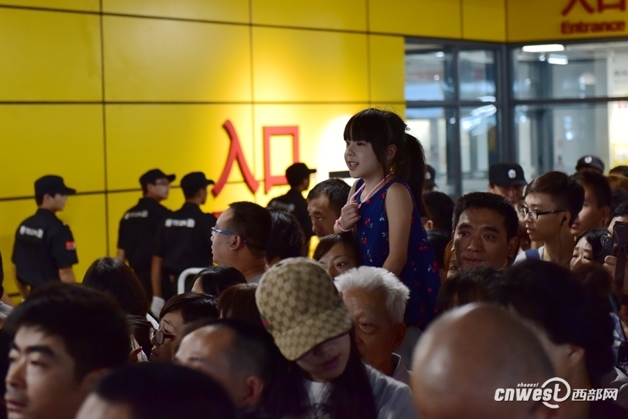 西安宜家正式开业 市民排长队(组图)