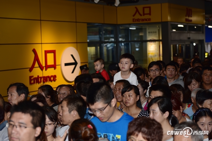 西安宜家正式开业 市民排长队(组图)
