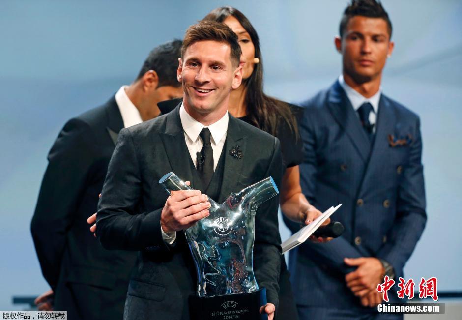 梅西获欧足联最佳球员 C罗黑脸当背景