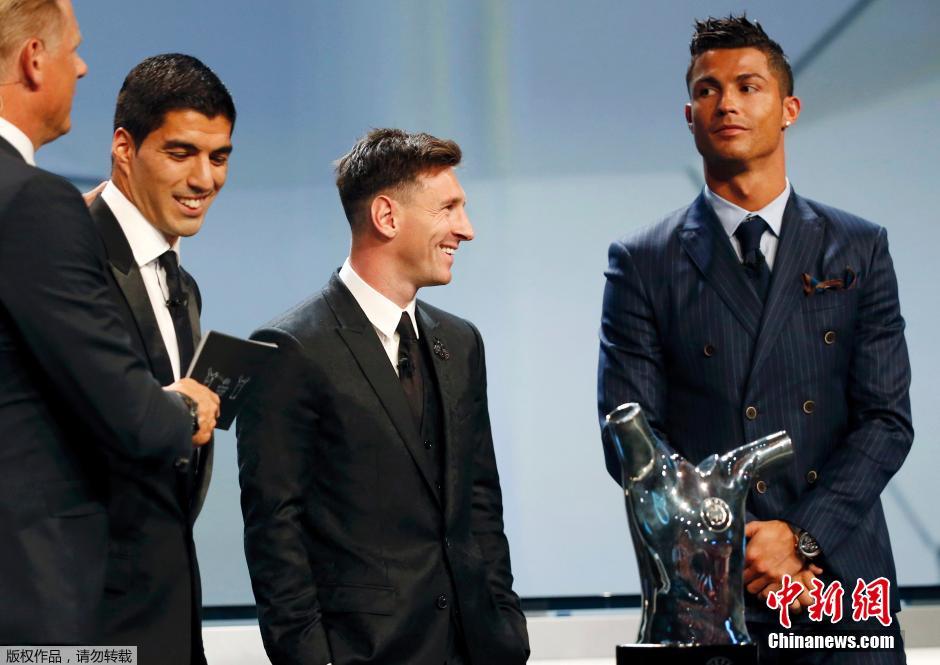 梅西获欧足联最佳球员 C罗黑脸当背景