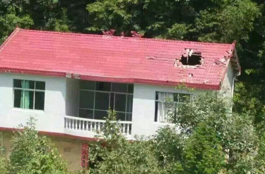 火箭残骸坠落陕西民宅 房顶砸出大洞
