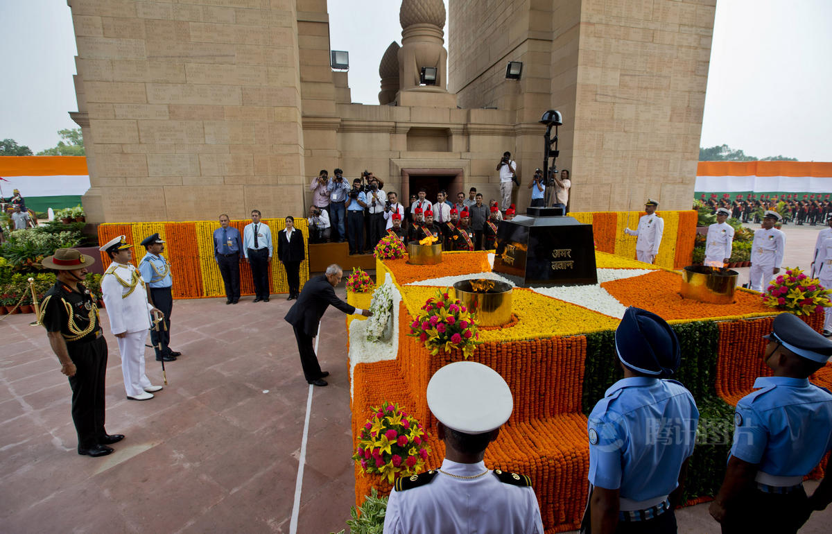 印度纪念第二次印巴战争50周年 一士兵晕倒