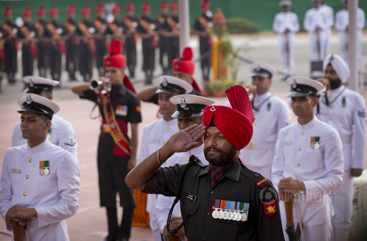 印度纪念第二次印巴战争50周年 一士兵晕倒
