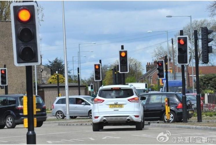 英国一小城路口共装42个红绿灯