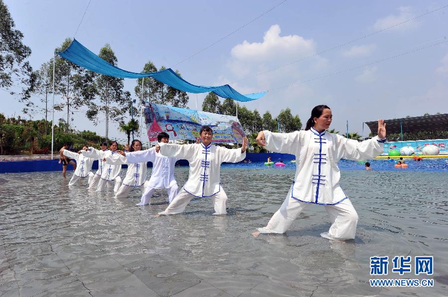 重庆市民演绎“水上太极拳”