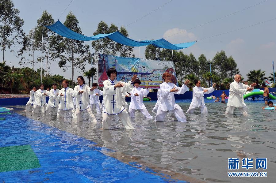 重庆市民演绎“水上太极拳”