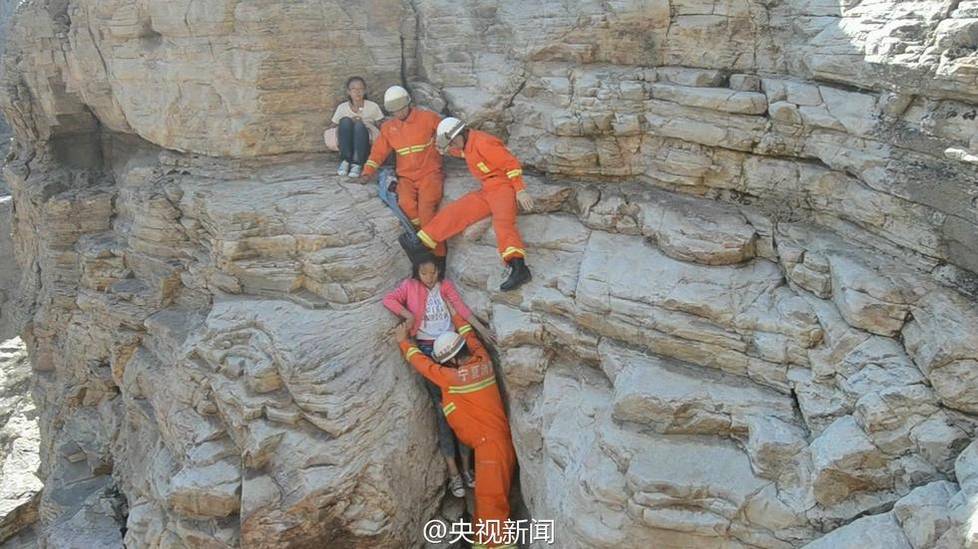 三名女孩困在70多度的大峭壁上