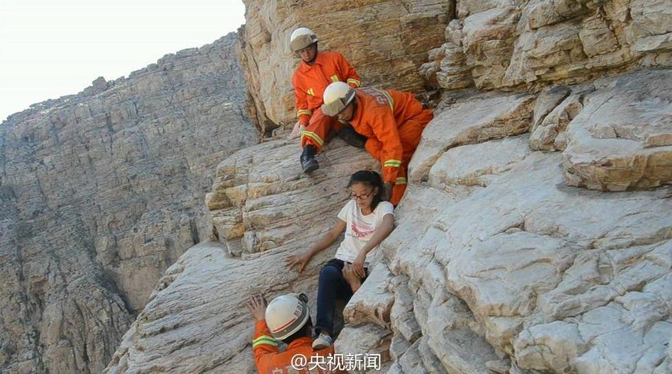 三名女孩困在70多度的大峭壁上