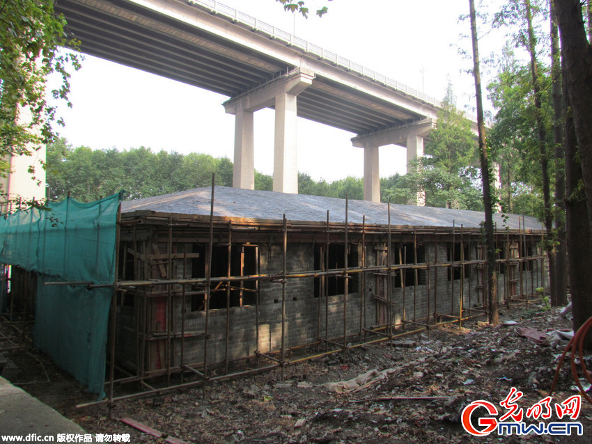 南京长江大桥桥下现“驾校”、“停车场”