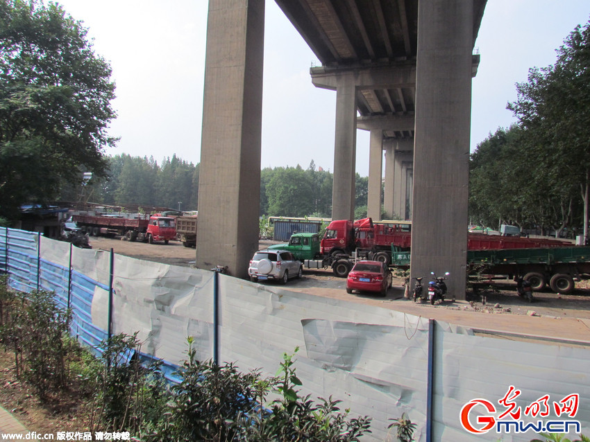 南京长江大桥桥下现“驾校”、“停车场”