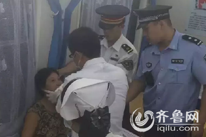 老太火车上打牌 摸到好牌下巴笑脱臼