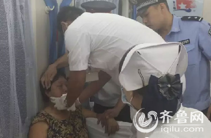 老太火车上打牌 摸到好牌下巴笑脱臼