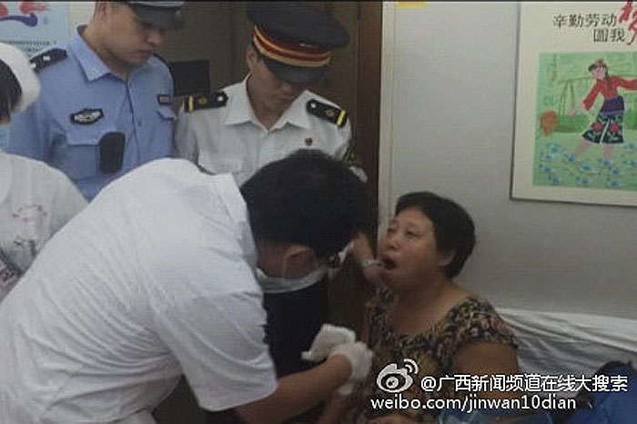 老太火车上打牌 摸到好牌下巴笑脱臼