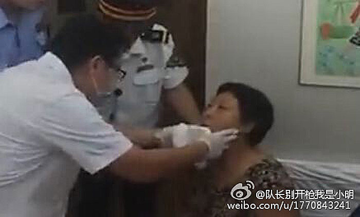 老太火车上打牌 摸到好牌下巴笑脱臼