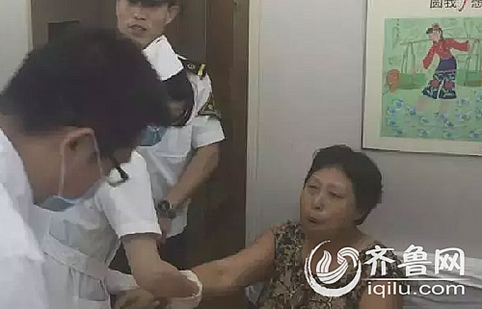 老太火车上打牌 摸到好牌下巴笑脱臼