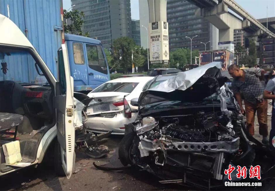 重庆大货车制动失效致17辆车连环相撞