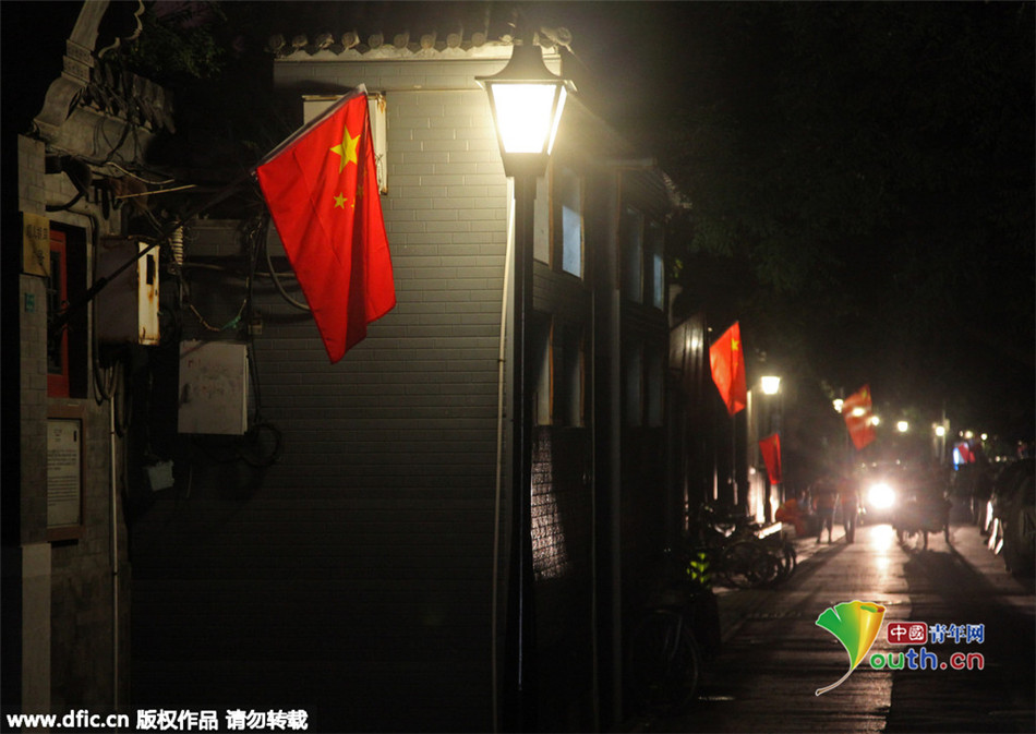 迎阅兵北京街头挂满国旗一路飘红