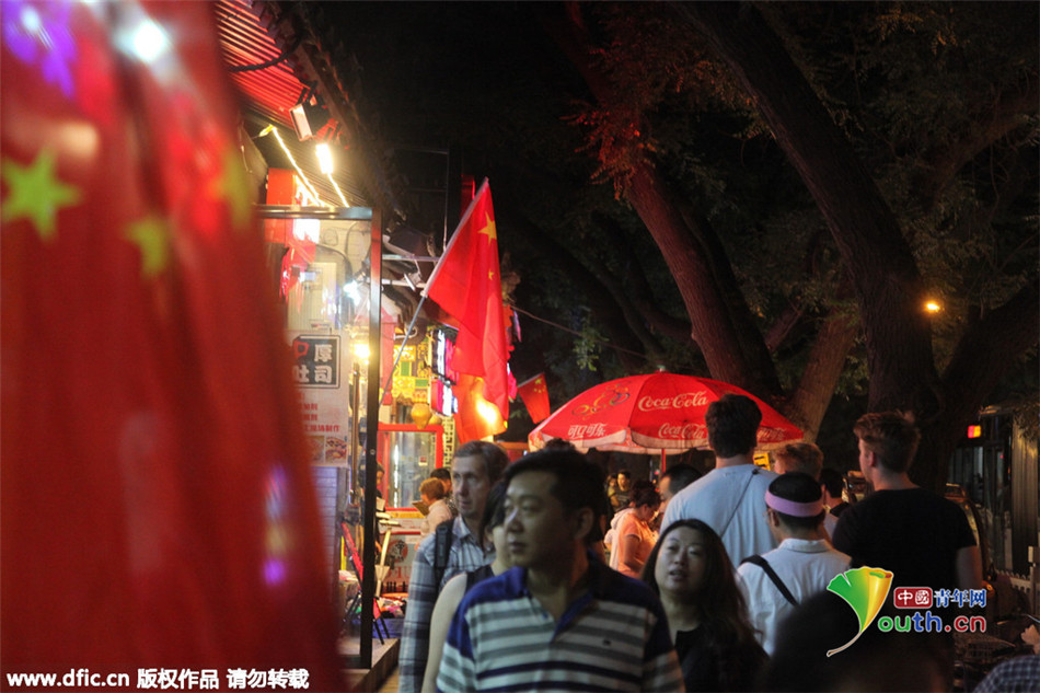 迎阅兵北京街头挂满国旗一路飘红