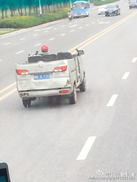 面包车被改成“敞篷车” 司机上路戴头盔