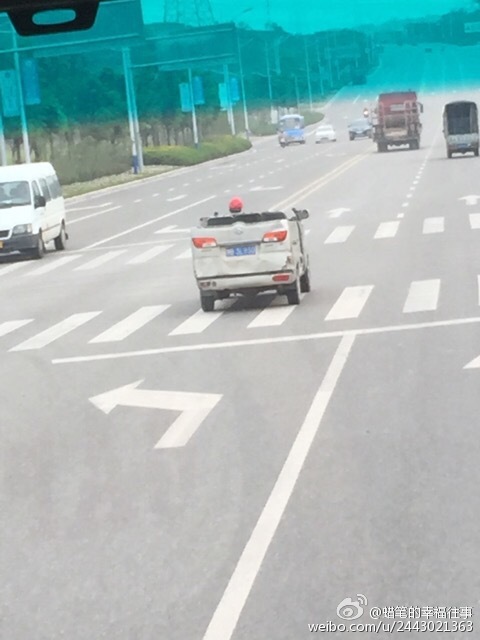 面包车被改成“敞篷车” 司机上路戴头盔