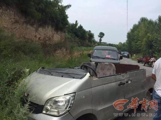 面包车被改成“敞篷车” 司机上路戴头盔
