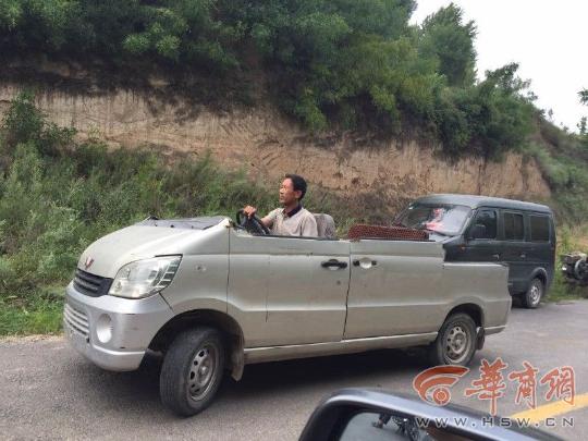 面包车被改成“敞篷车” 司机上路戴头盔