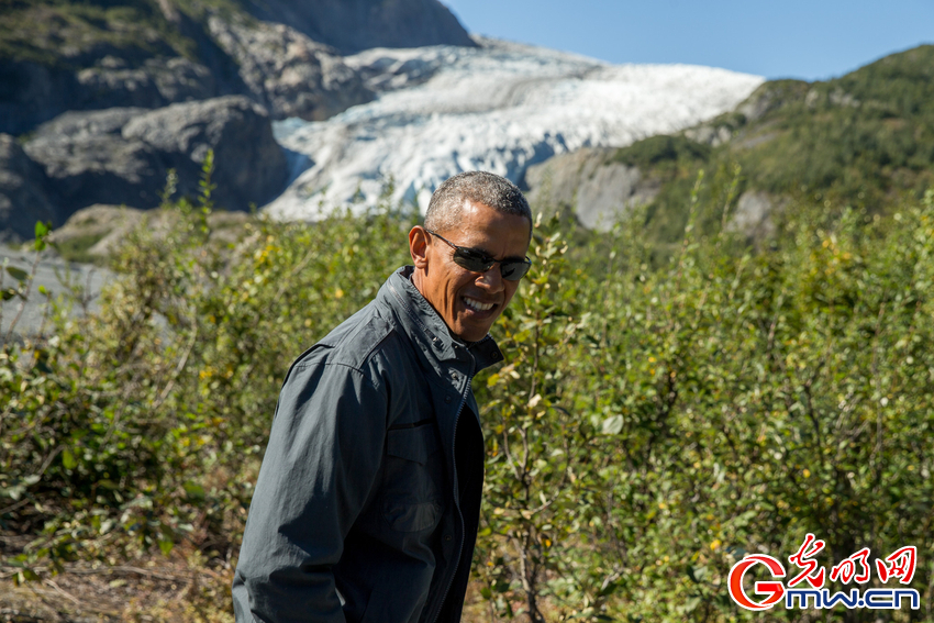 奥巴马抵达阿拉斯加录制真人秀 跋山涉水挑战荒野求生
