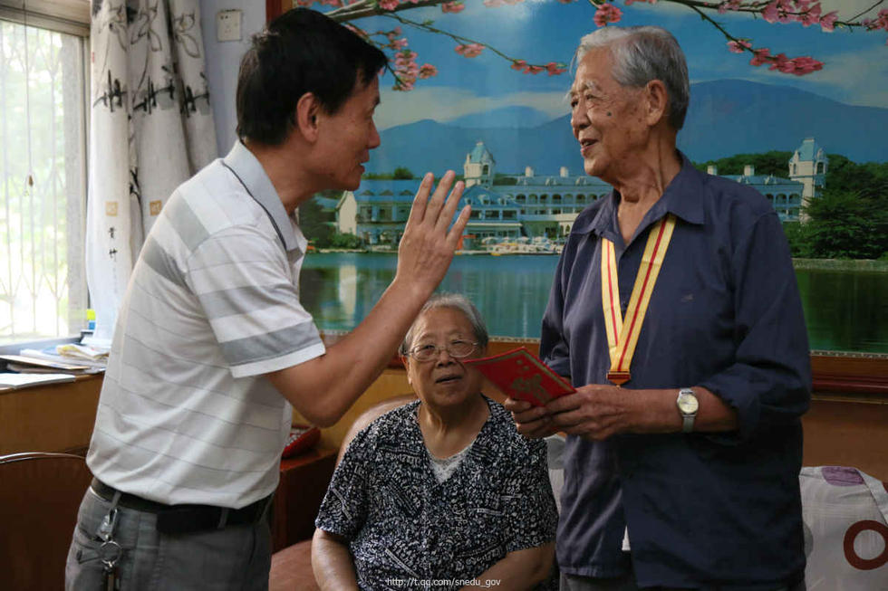 老兵获颁抗战胜利纪念章 激动落泪