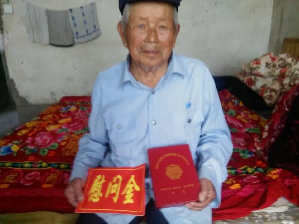 老兵获颁抗战胜利纪念章 激动落泪