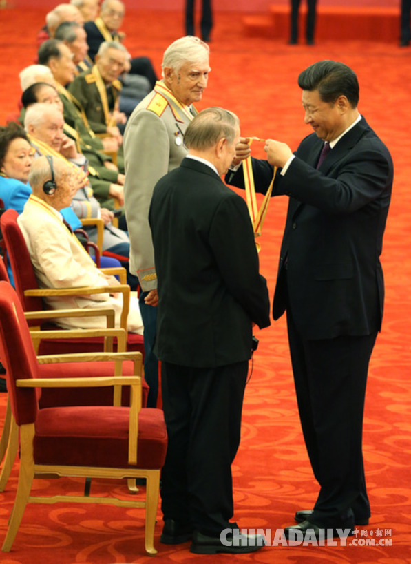 习近平颁发中国人民抗日战争胜利70周年纪念章