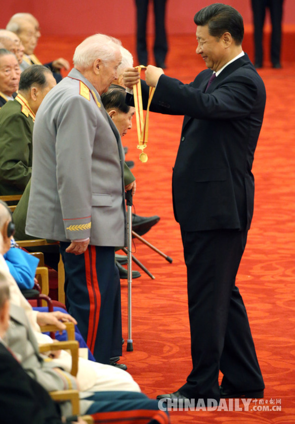 习近平颁发中国人民抗日战争胜利70周年纪念章