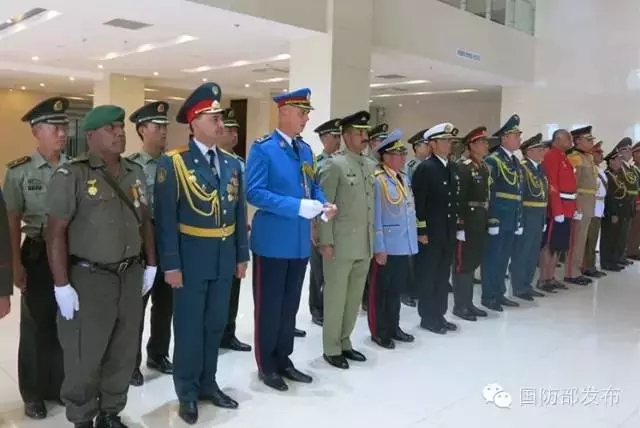 孙建国向外军方队和代表队颁发阅兵纪念品