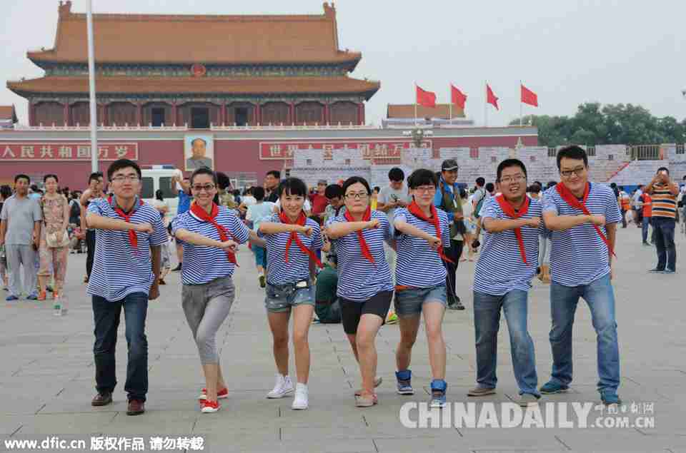 北京：游客扮“少先队员”天安门前快乐留影
