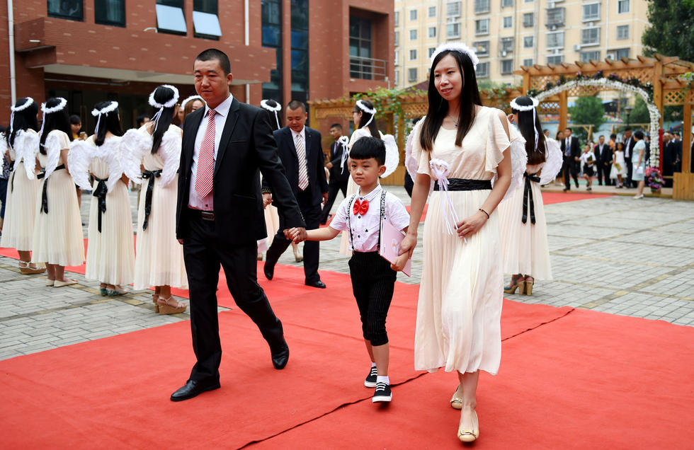 河南洛阳：一年级新生入学 家长领孩子走红毯