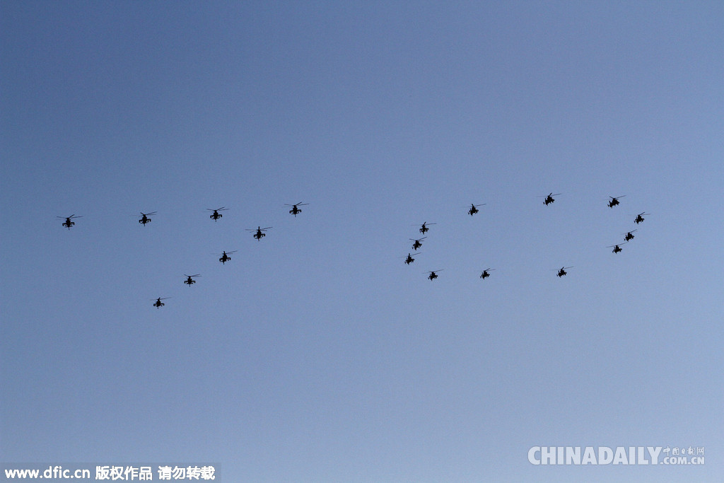 抗战胜利70周年阅兵：空中护旗方队飞过北京CBD