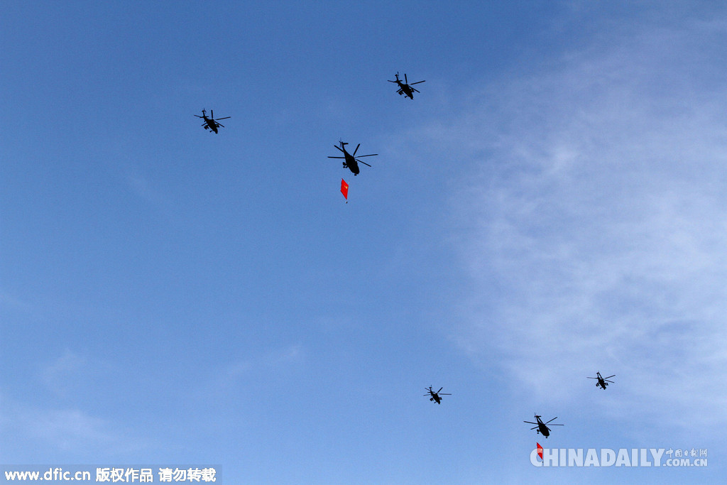 抗战胜利70周年阅兵：空中护旗方队飞过北京CBD