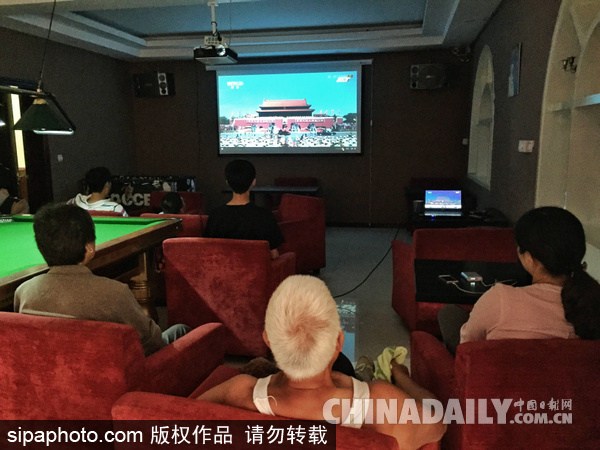 山东青岛：市民家中观看抗战胜利70周年阅兵电视直播