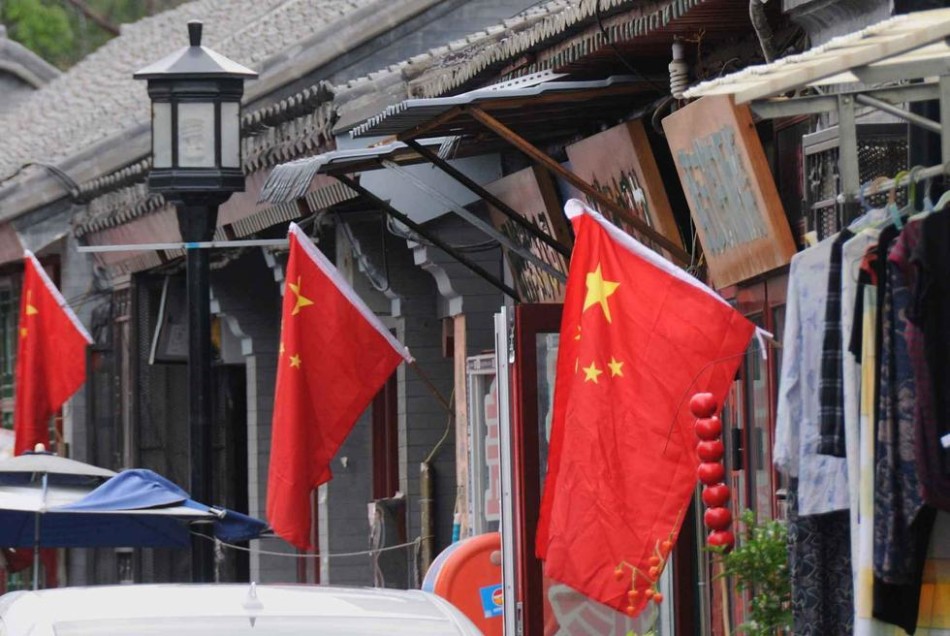 北京胡同悬挂国旗迎抗战阅兵